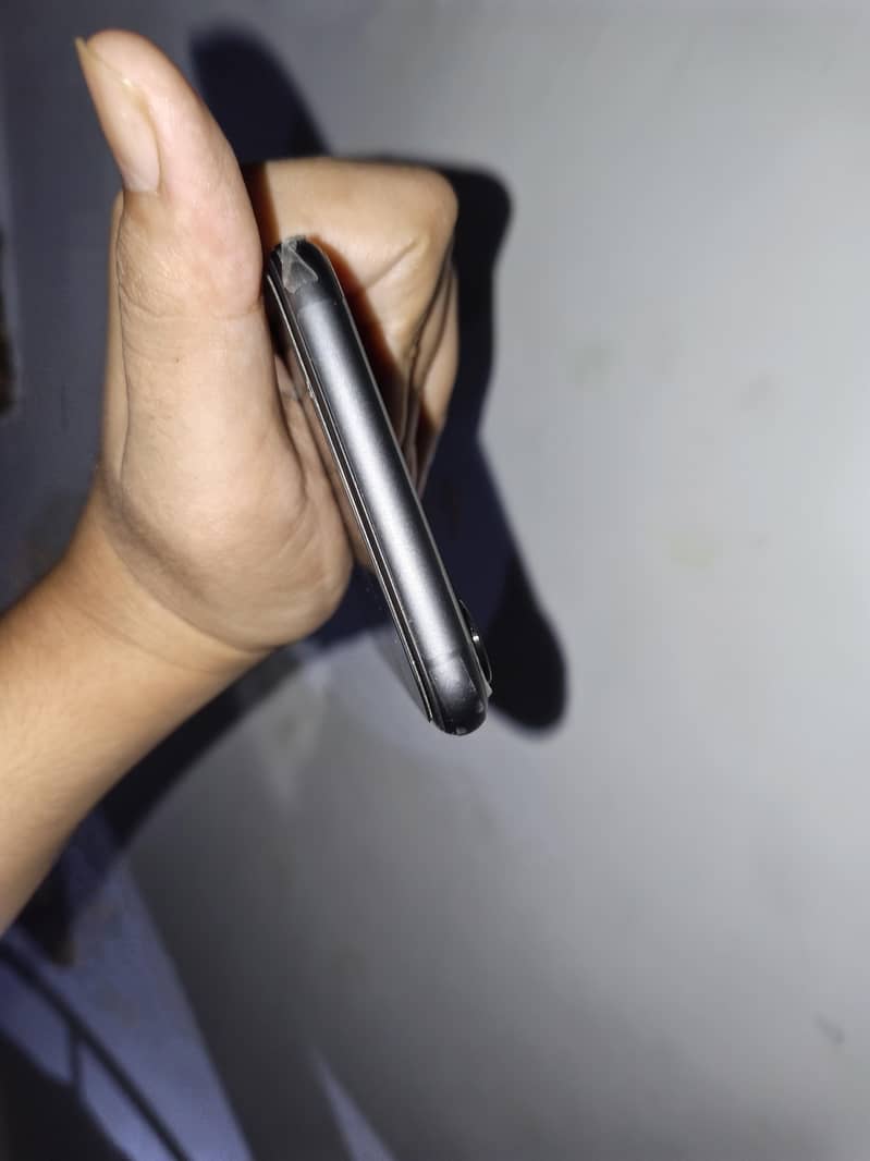 Apple iPhone 11 4