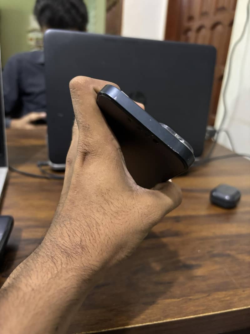 Apple iPhone 13 2