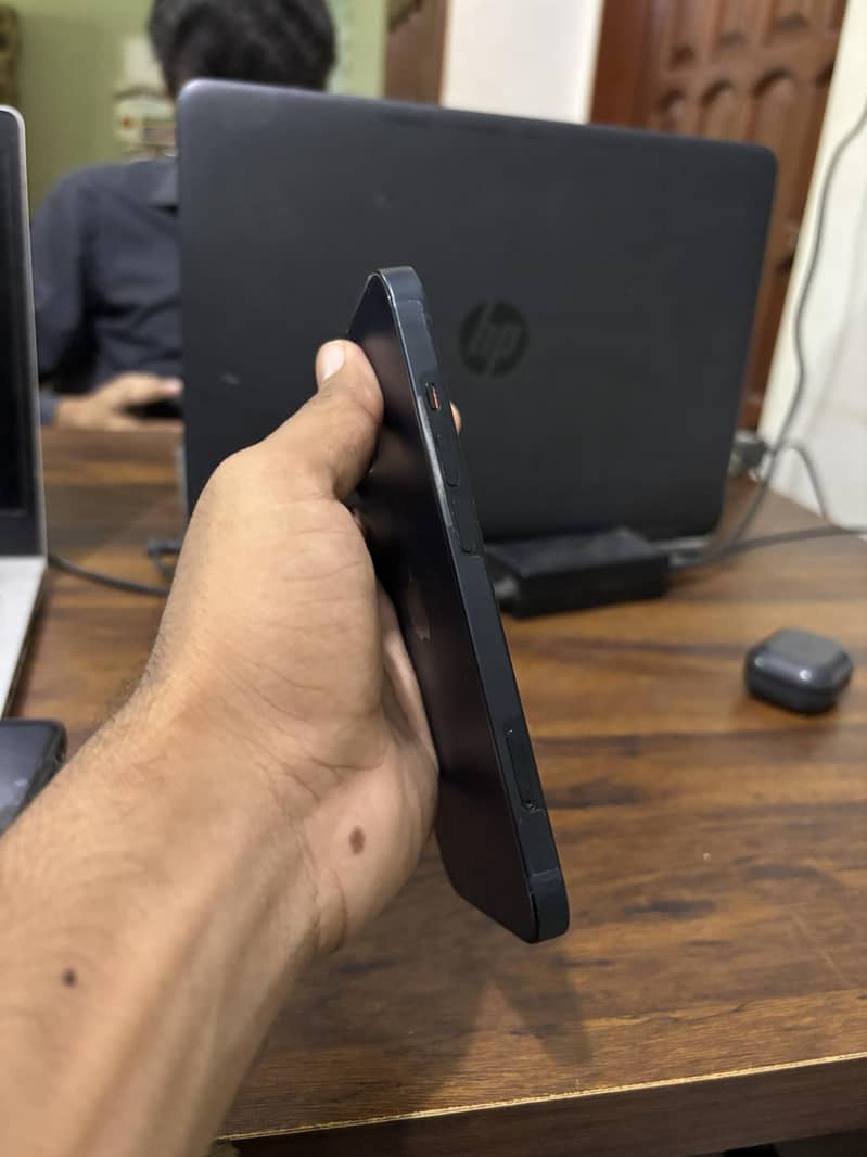 Apple iPhone 13 5