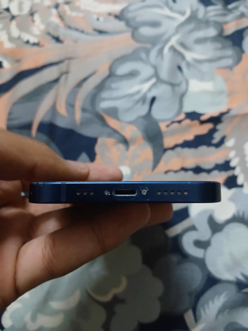 Apple iPhone 12 4