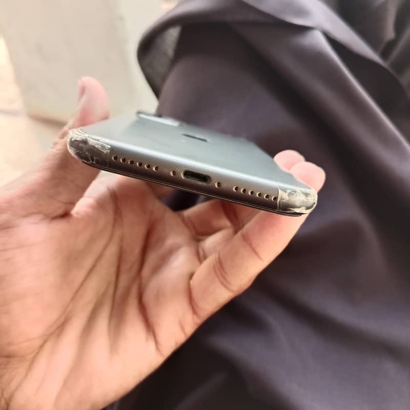 Apple iPhone 11 4