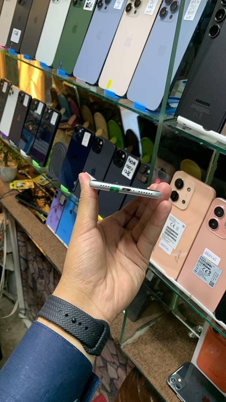 Apple iPhone SE 3 3