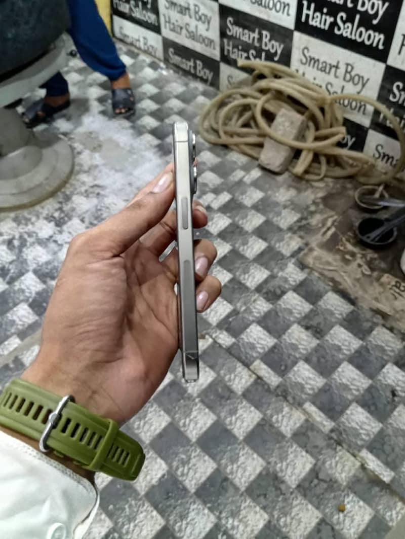 Apple iPhone 15 Pro 2
