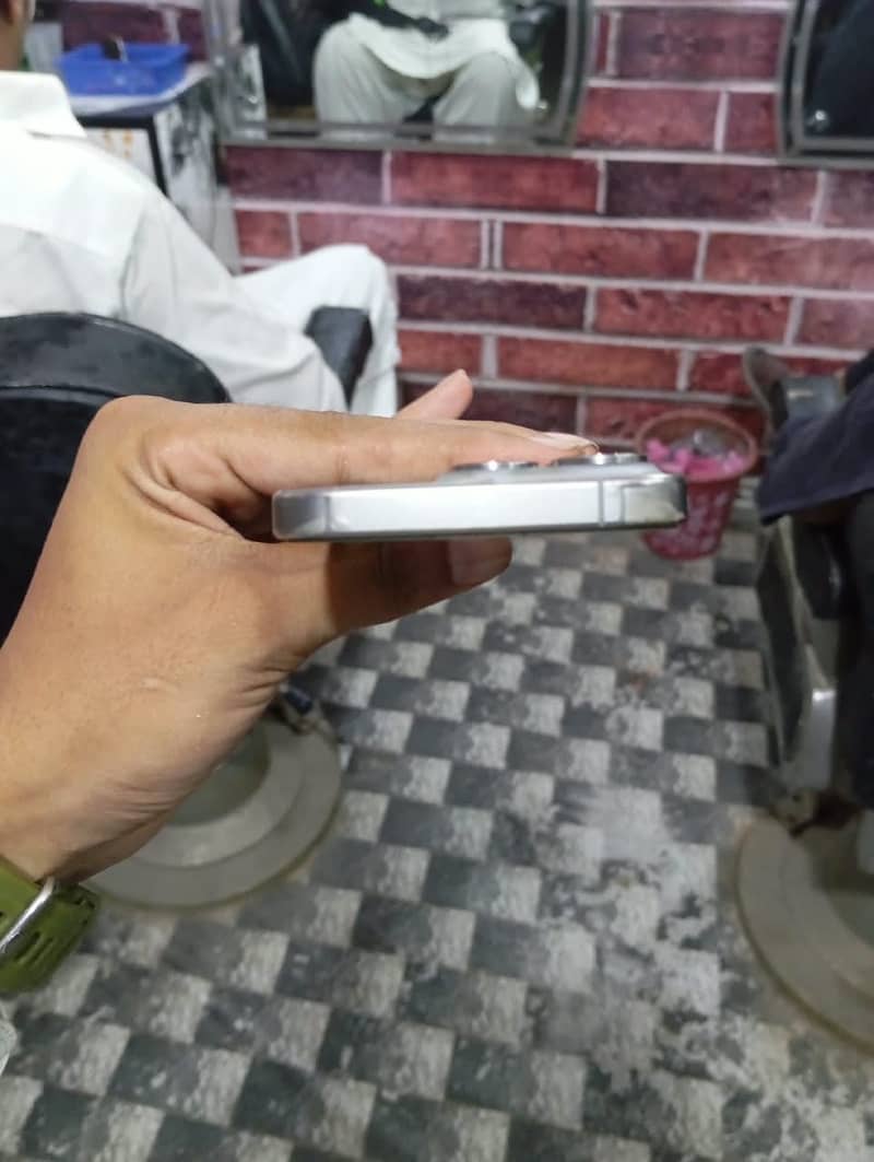 Apple iPhone 15 Pro 3