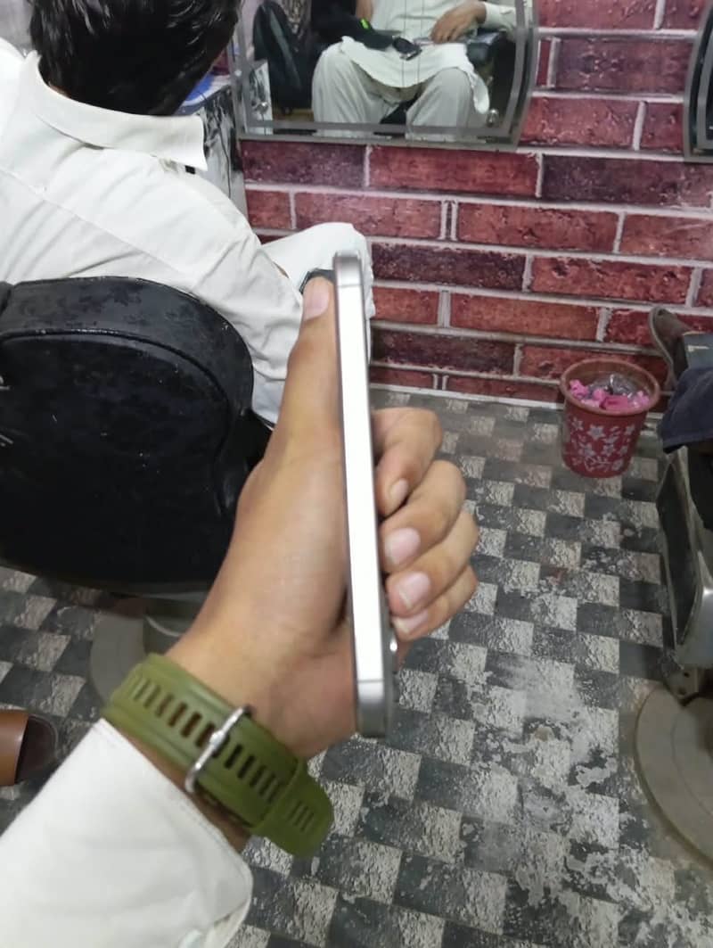 Apple iPhone 15 Pro 6