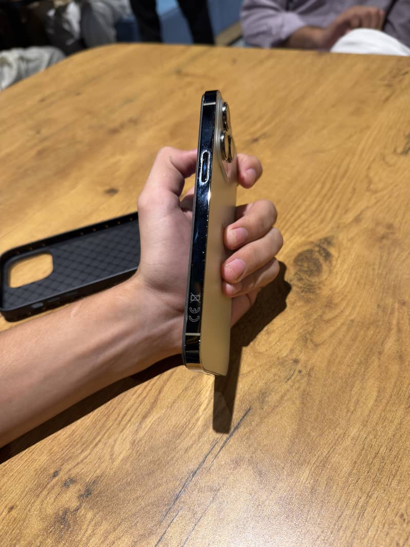 Apple iPhone 14 Pro Max 4