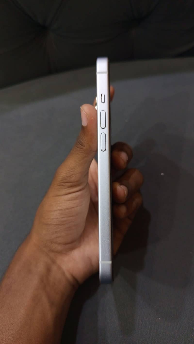 iPhone 15 4