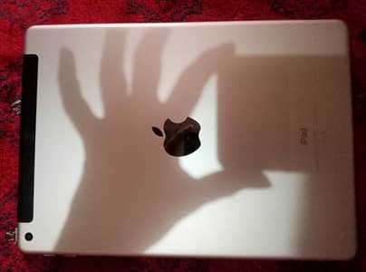 Title: iPad 6th Generation 32GB – Fully Working – Screen Damaged
