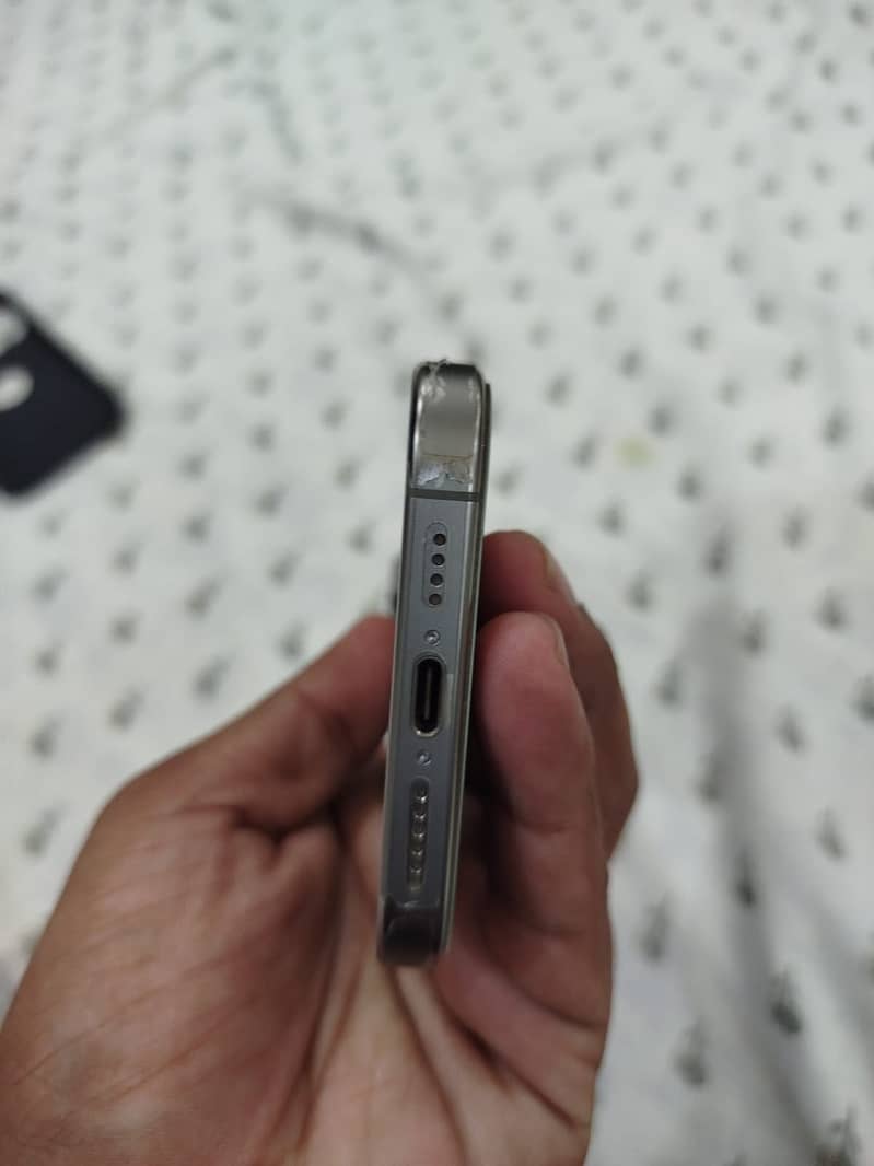 Apple iPhone 15 Pro Max 4