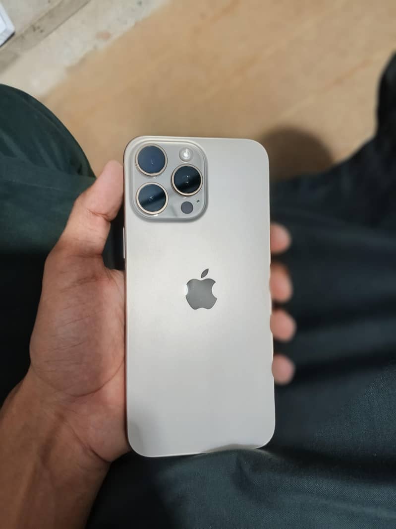 Apple iPhone 16 Pro Max 1