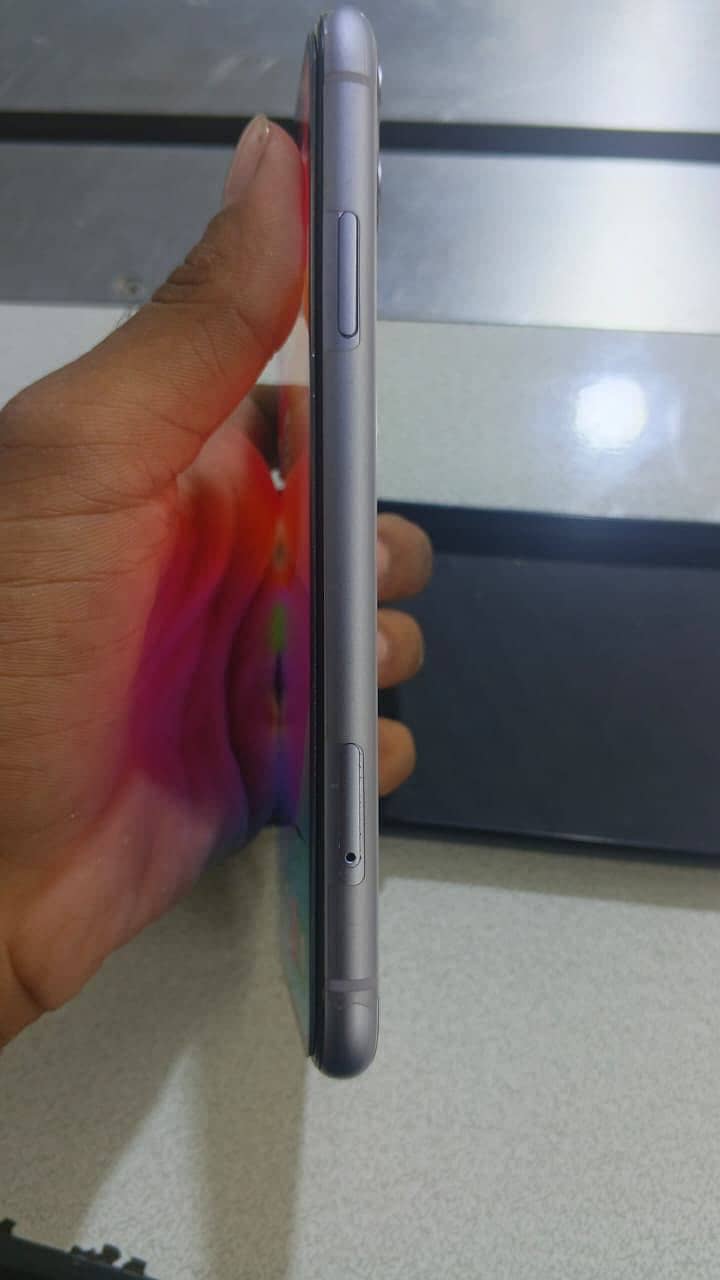 Apple iPhone 11 4