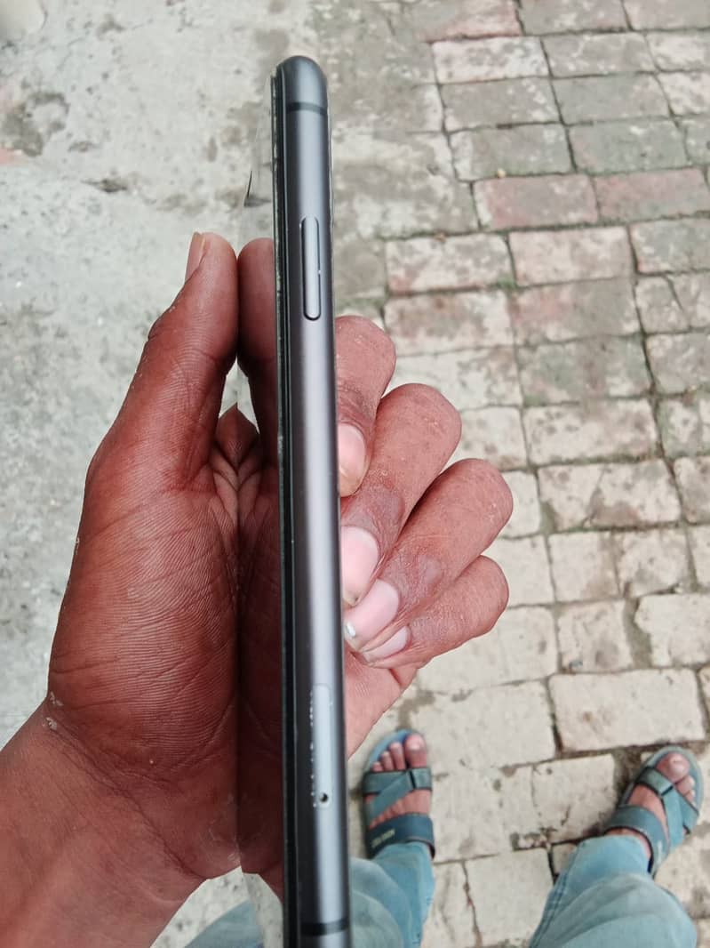 Apple iPhone 11 4