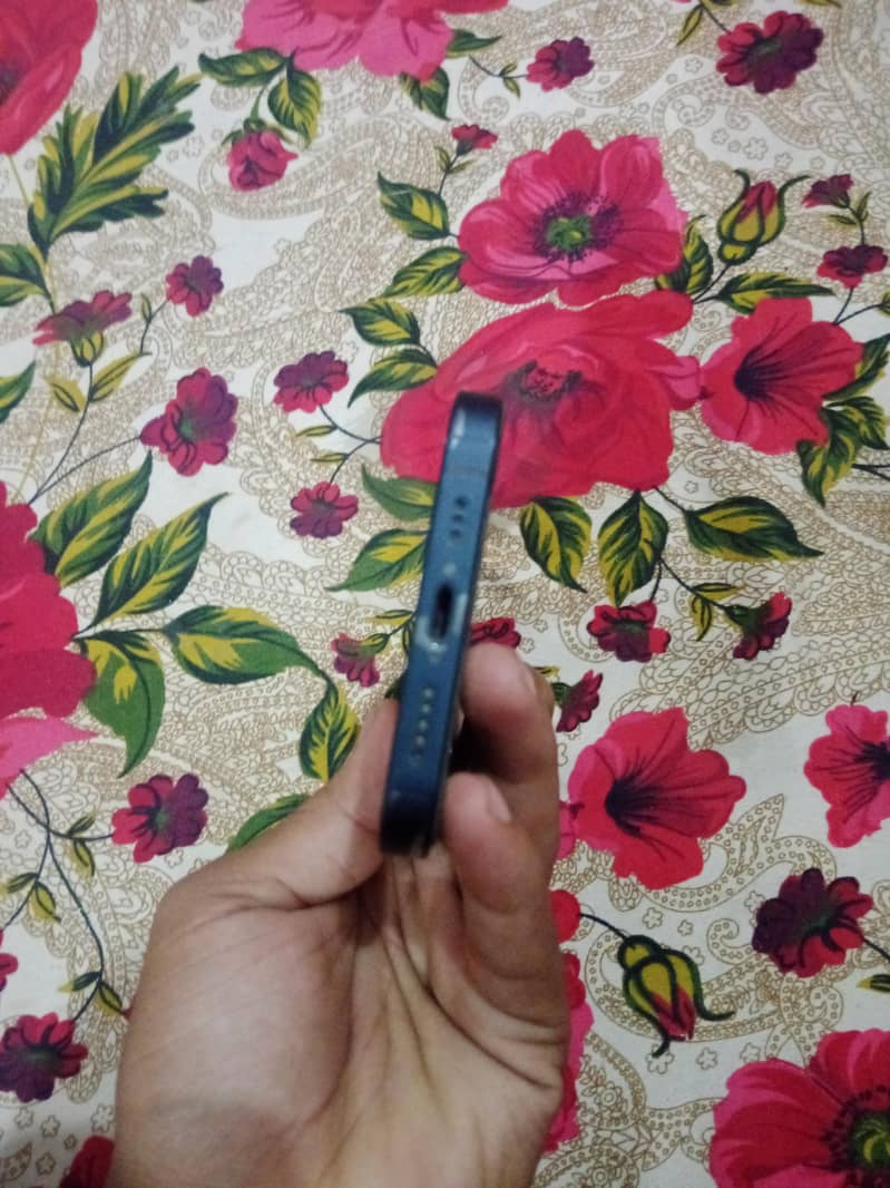 Apple iPhone 13 2
