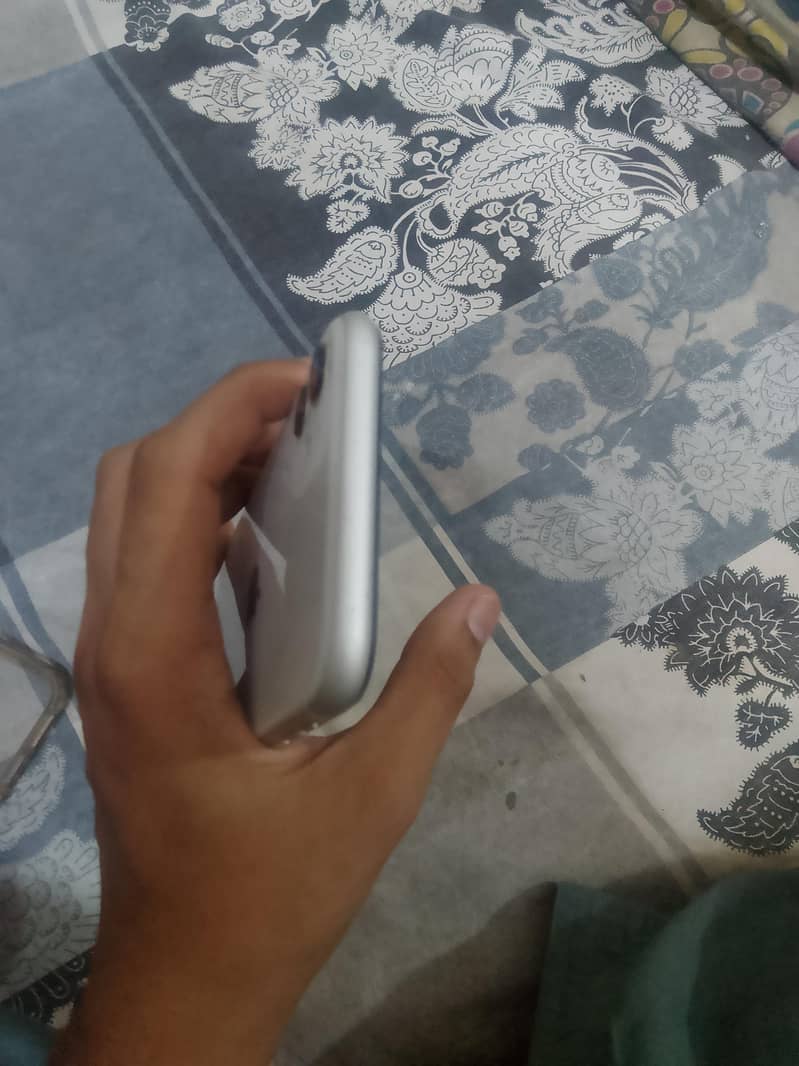 Apple iPhone 11 3