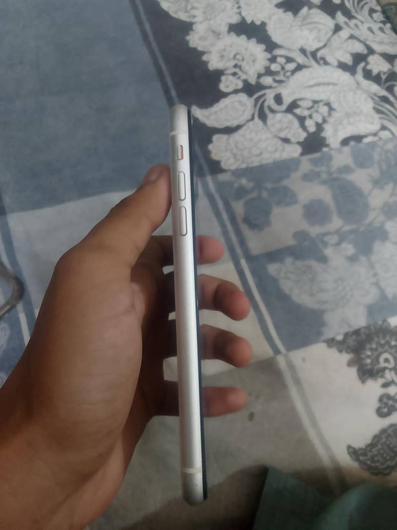 Apple iPhone 11 4