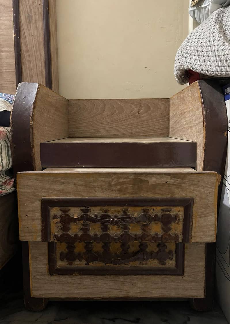 bed with 2 side tables 1