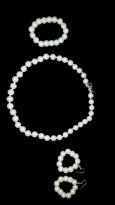 pack of three beads jewellery made of pealrs