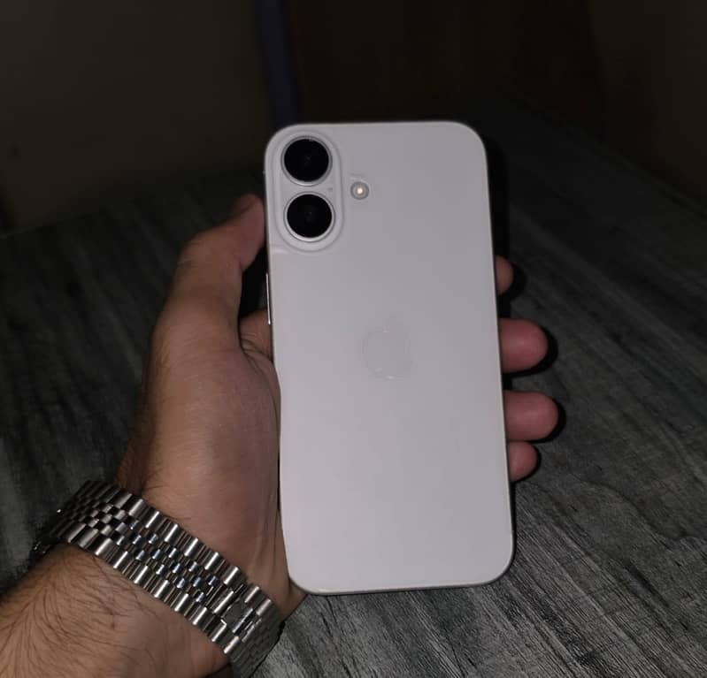 Apple iPhone 16 0