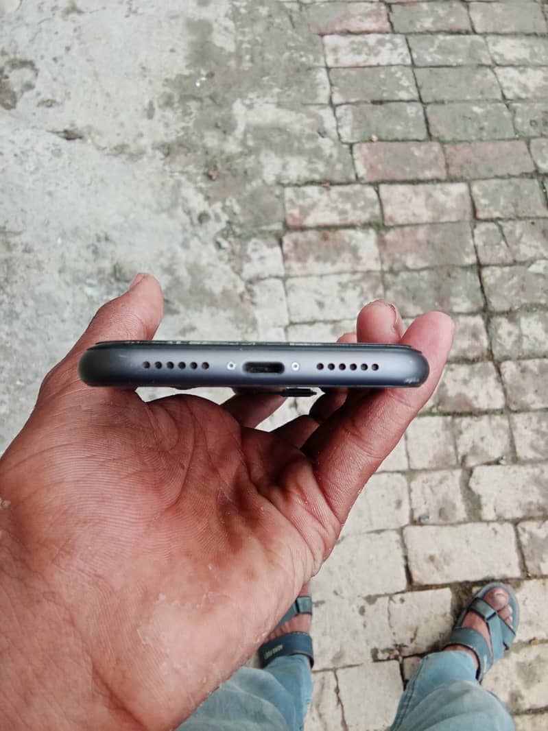 Apple iPhone 11 3