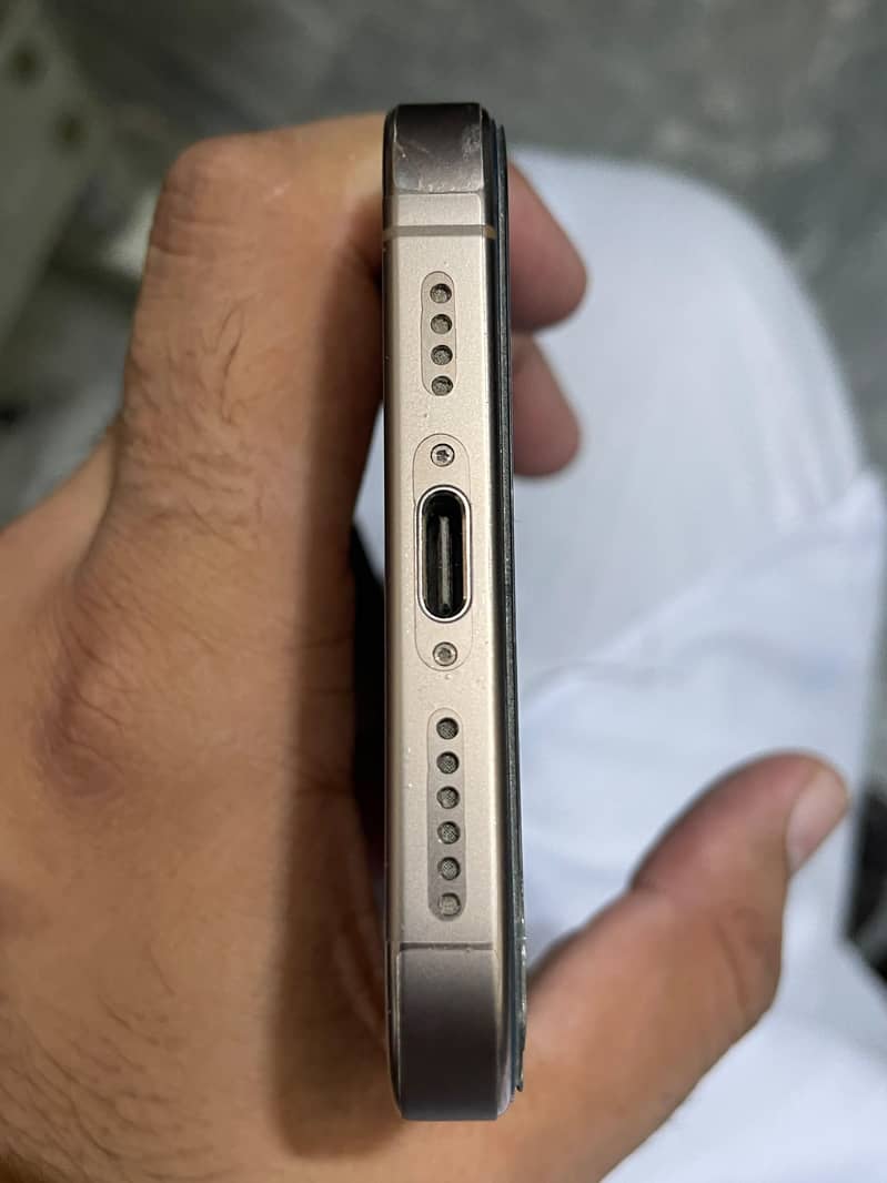 Apple iPhone 16 Pro Max 3