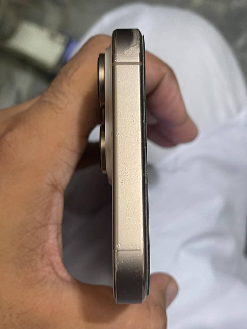 Apple iPhone 16 Pro Max 4