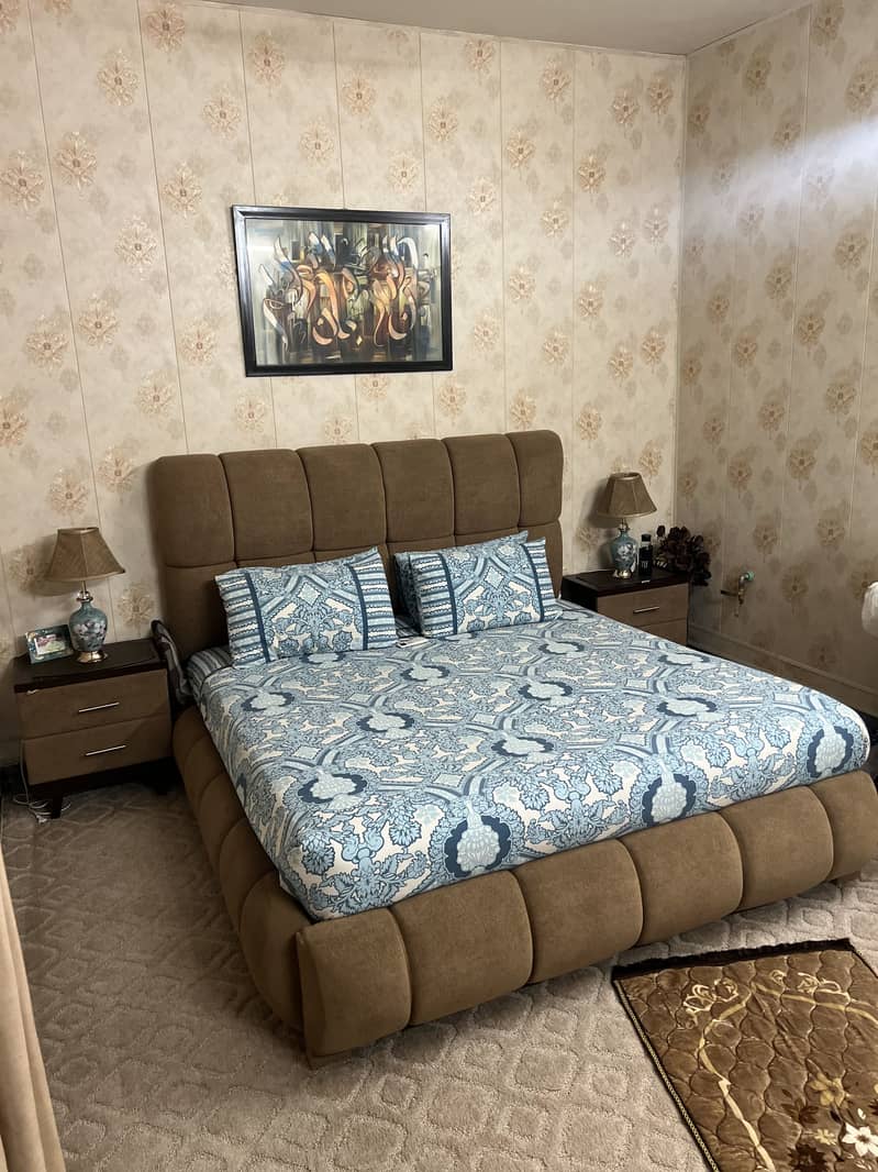Bed with 2 side tables and 2 sofas 0