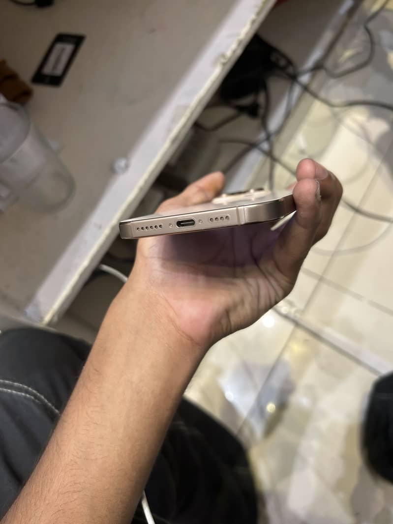 Apple iPhone 16 Pro Max 2