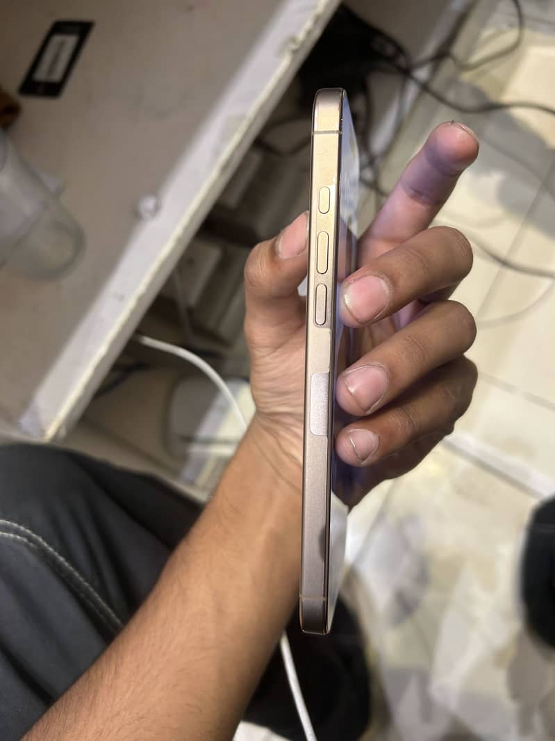 Apple iPhone 16 Pro Max 4