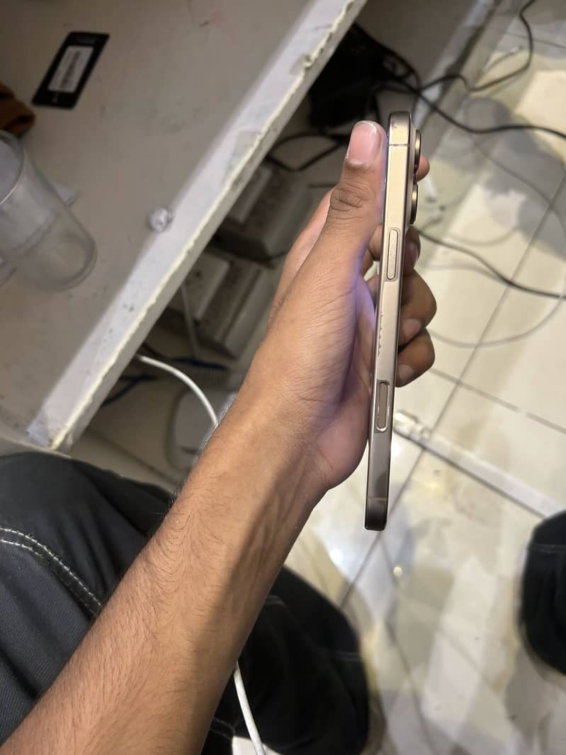 Apple iPhone 16 Pro Max 7