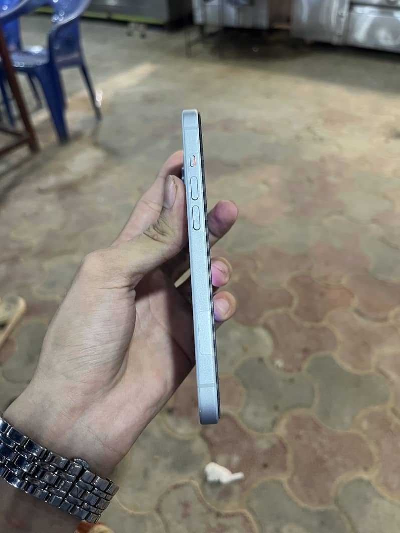 iPhone 15 (10/10 condition) 3
