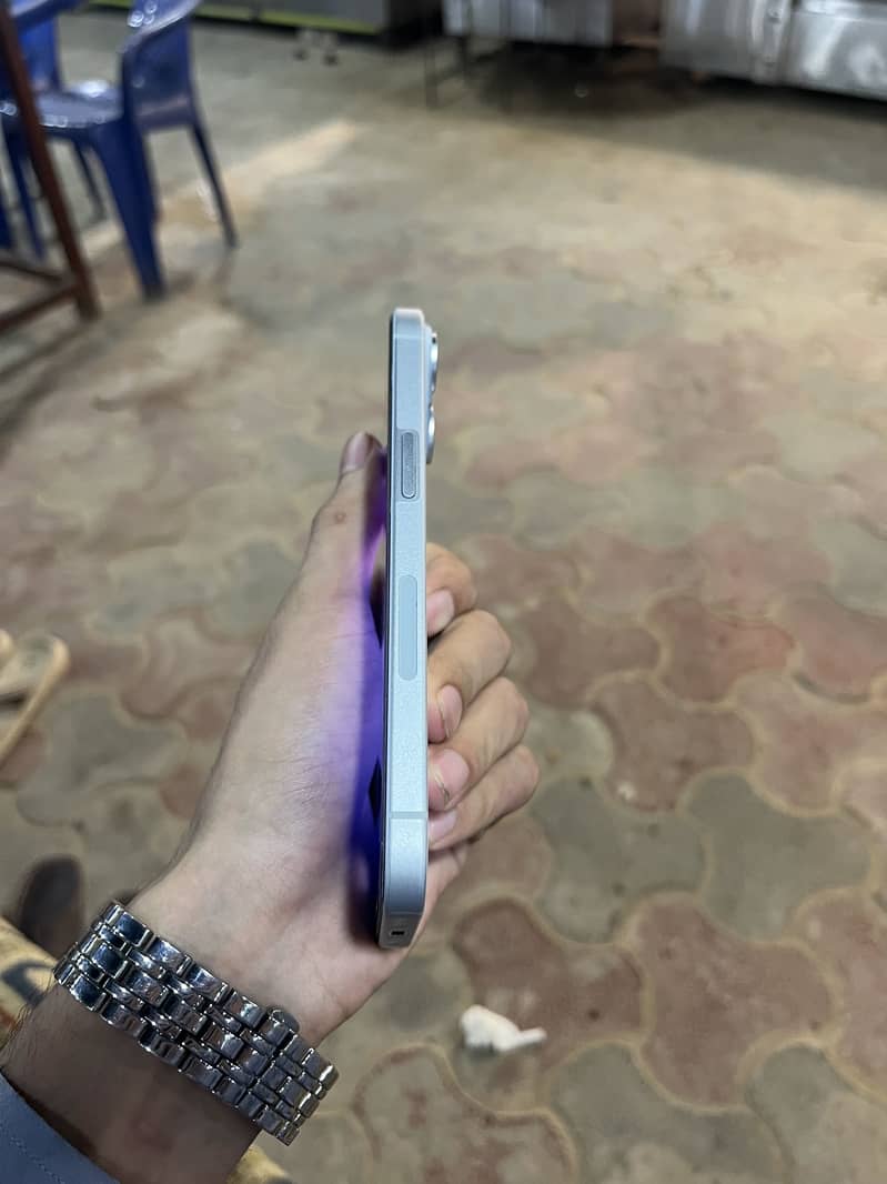 iPhone 15 (10/10 condition) 4