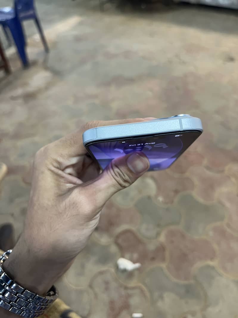 iPhone 15 (10/10 condition) 7