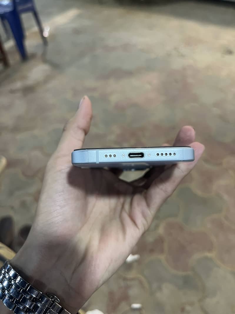 iPhone 15 (10/10 condition) 8
