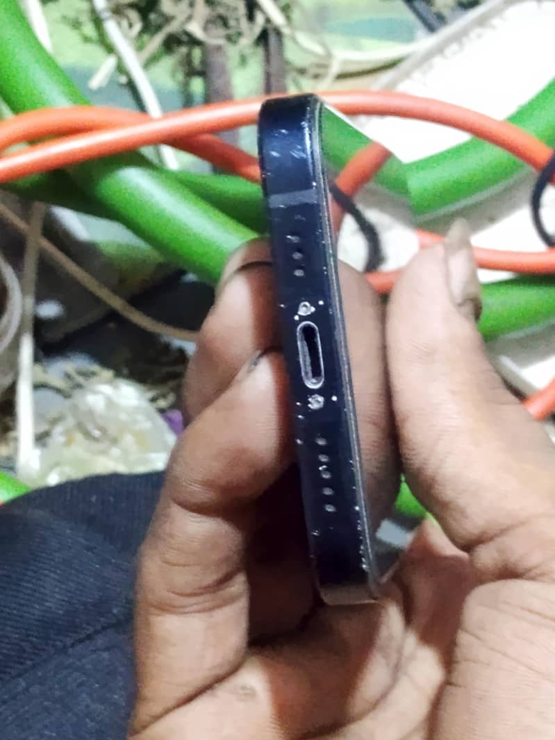 Apple iPhone 12 4