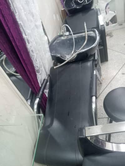 salone chairs for sale 2 chairs 6000 and 2 chair's32000 wash unit 7000