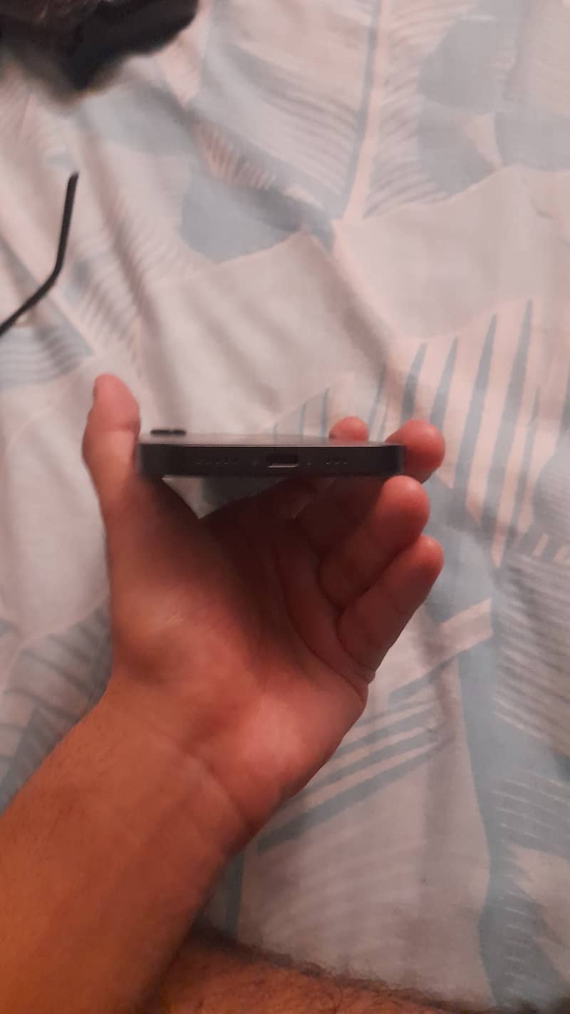 Apple iPhone 16e 1