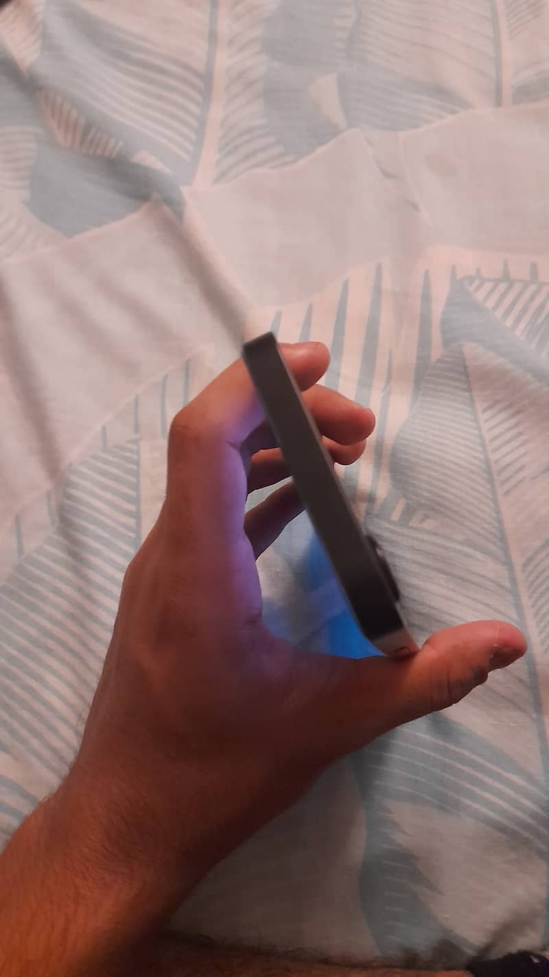 Apple iPhone 16e 3