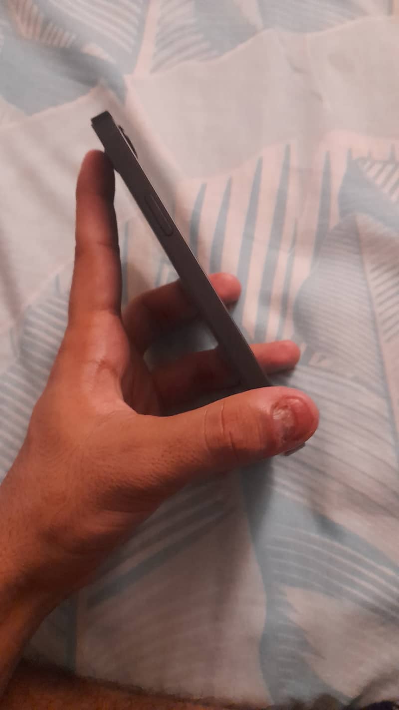 Apple iPhone 16e 4