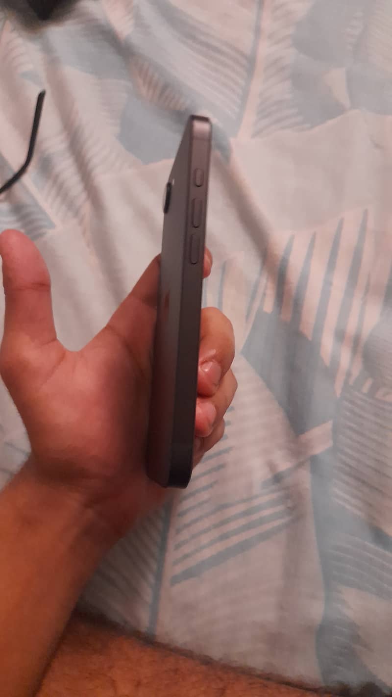 Apple iPhone 16e 5