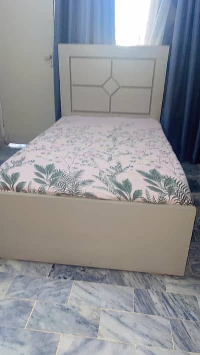 Beautiful Single Bed with Mattress – Excellent Condition 
