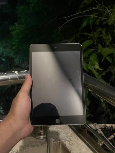 ipad mini 5 ( with box and adapter)