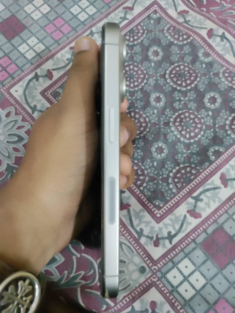 Apple iPhone 15 Pro 3