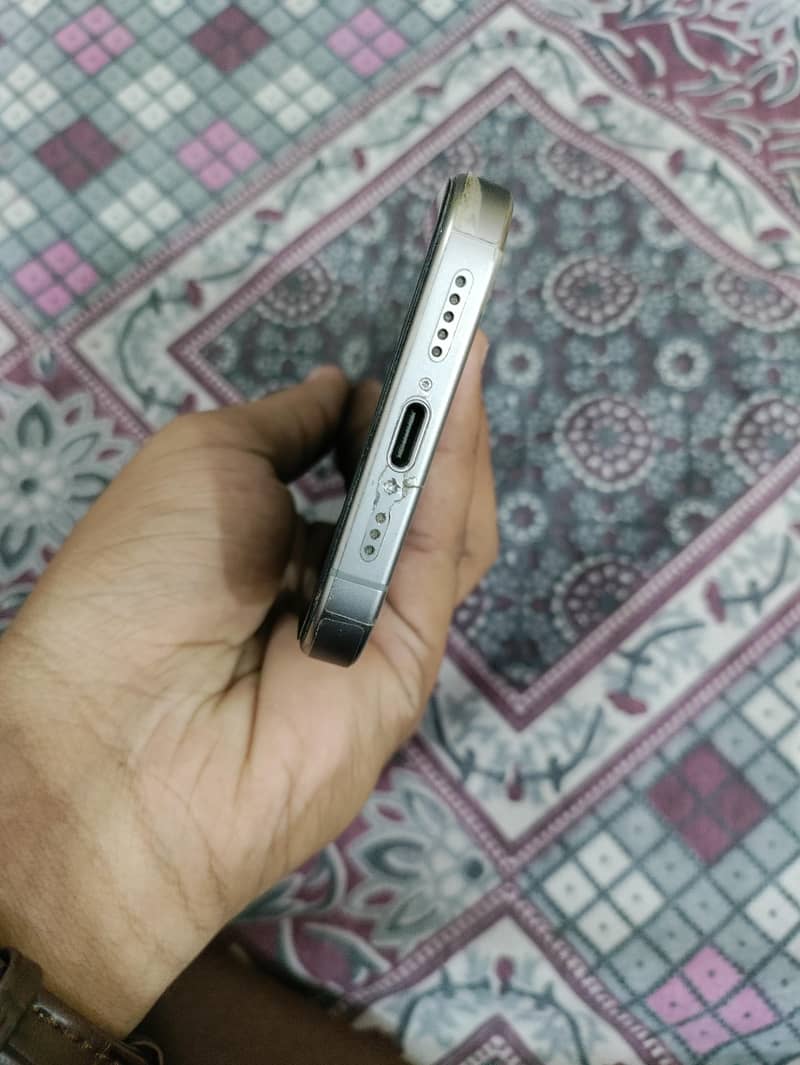 Apple iPhone 15 Pro 4