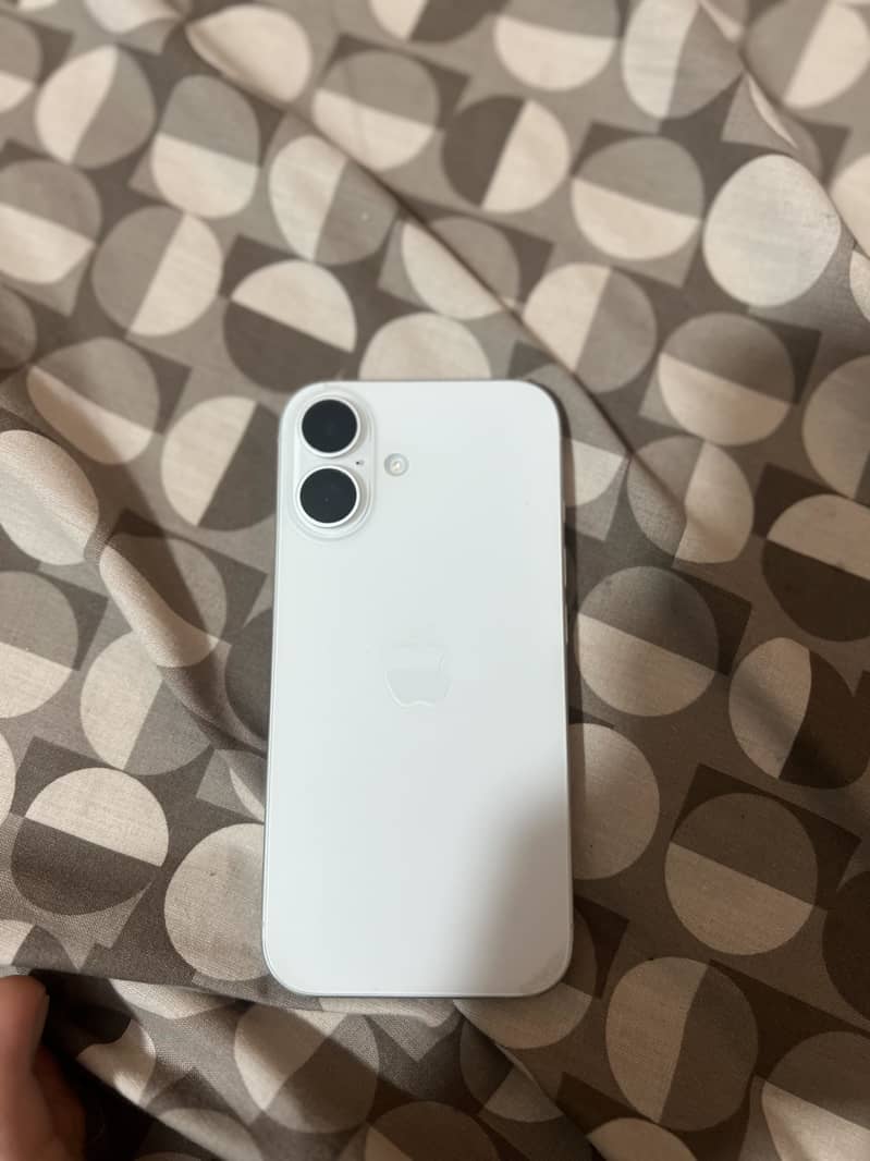 Apple iPhone 16 4