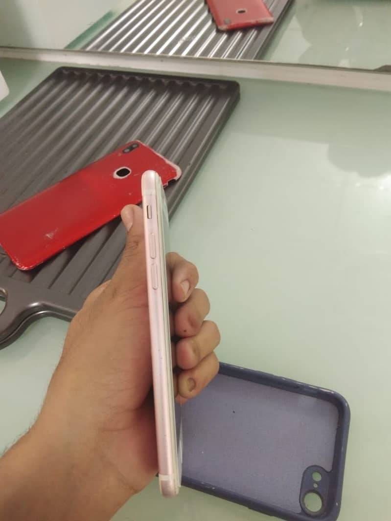 Apple iPhone 7 3