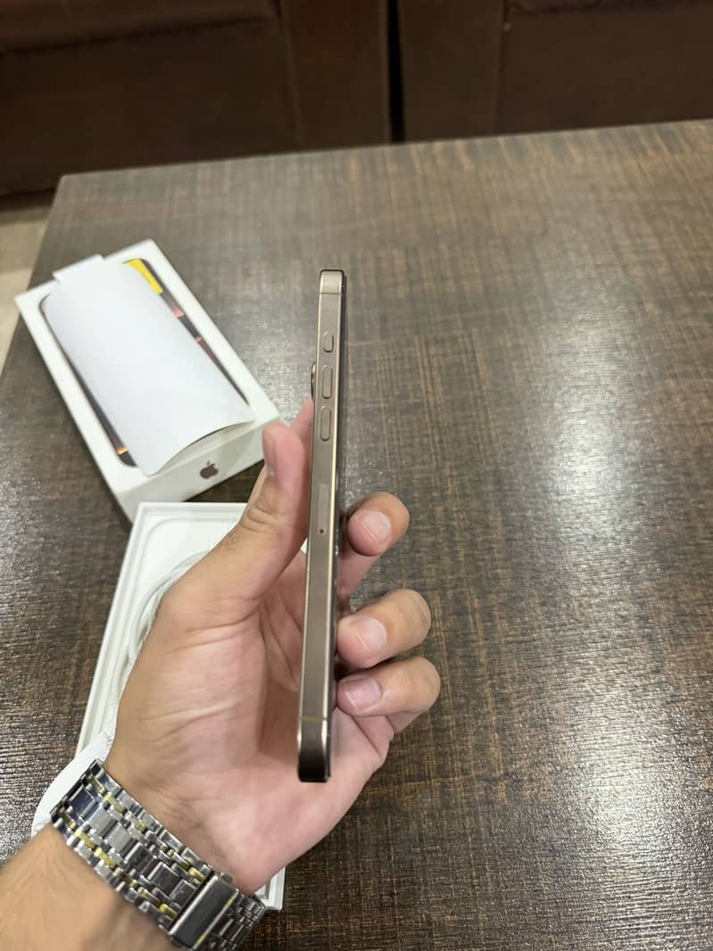 Apple iPhone 16 Pro Max 4