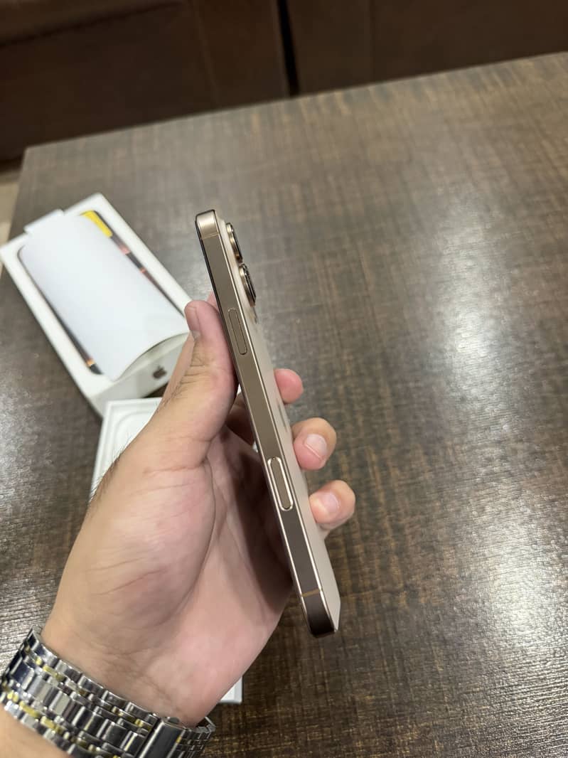 Apple iPhone 16 Pro Max 6