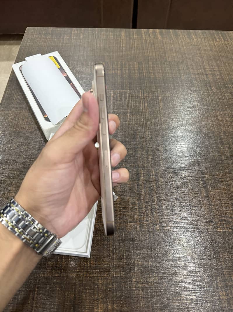 Apple iPhone 16 Pro Max 9