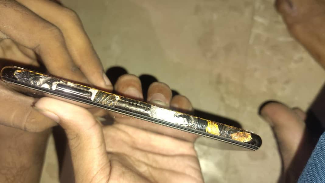 Apple iPhone X 4