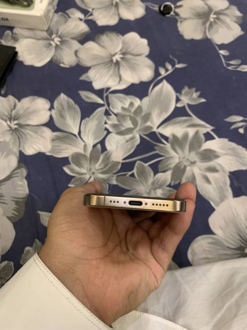 Apple iPhone 16 Pro 3